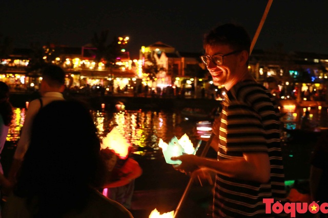Khách du lịch thích thú thả đèn hoa đăng trên sông Hoài - Ảnh 6.