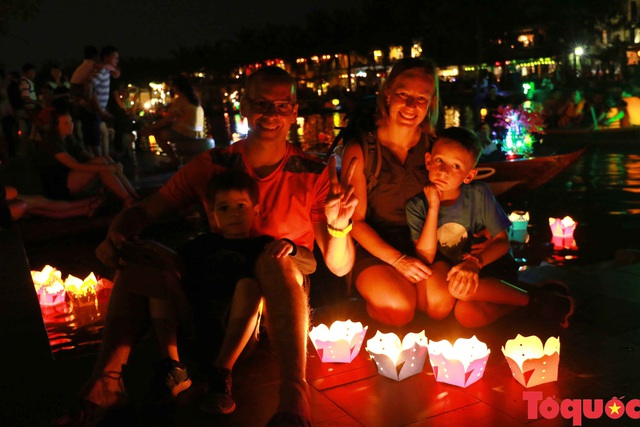 Khách du lịch thích thú thả đèn hoa đăng trên sông Hoài - Ảnh 7.