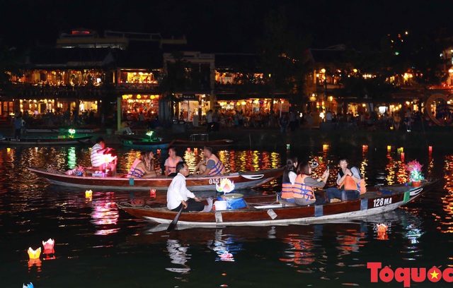 Khách du lịch thích thú thả đèn hoa đăng trên sông Hoài - Ảnh 9.