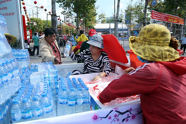 Lễ hội “có một không hai” ở VN: Chạy ra đường “năn nỉ” khách uống nước miễn phí - Ảnh 8.