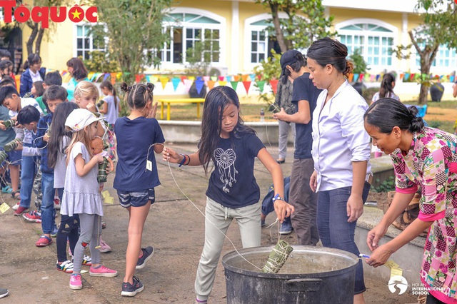 Các em học sinh nước ngoài hiểu hơn văn hóa Việt qua Lễ hội Tết Kỷ Hợi - Ảnh 3.