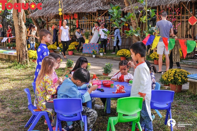 Các em học sinh nước ngoài hiểu hơn văn hóa Việt qua Lễ hội Tết Kỷ Hợi - Ảnh 1.