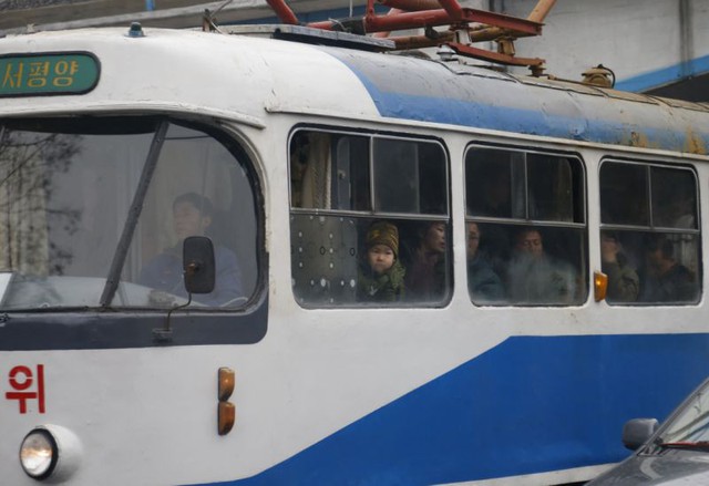 Cận cảnh diện mạo mới loạt phương tiện tại thủ đô Bình Nhưỡng, Triều Tiên - Ảnh 2.