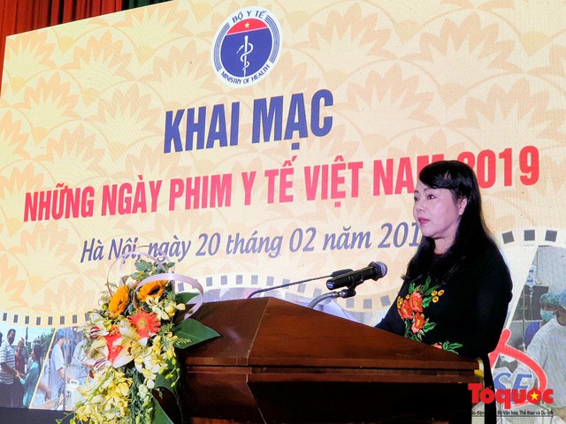 Bộ trưởng Bộ Y tế cùng hàng trăm người tập thể dục giữa giờ khai mạc  Những Ngày phim Y tế Việt Nam 2019  - Ảnh 3.