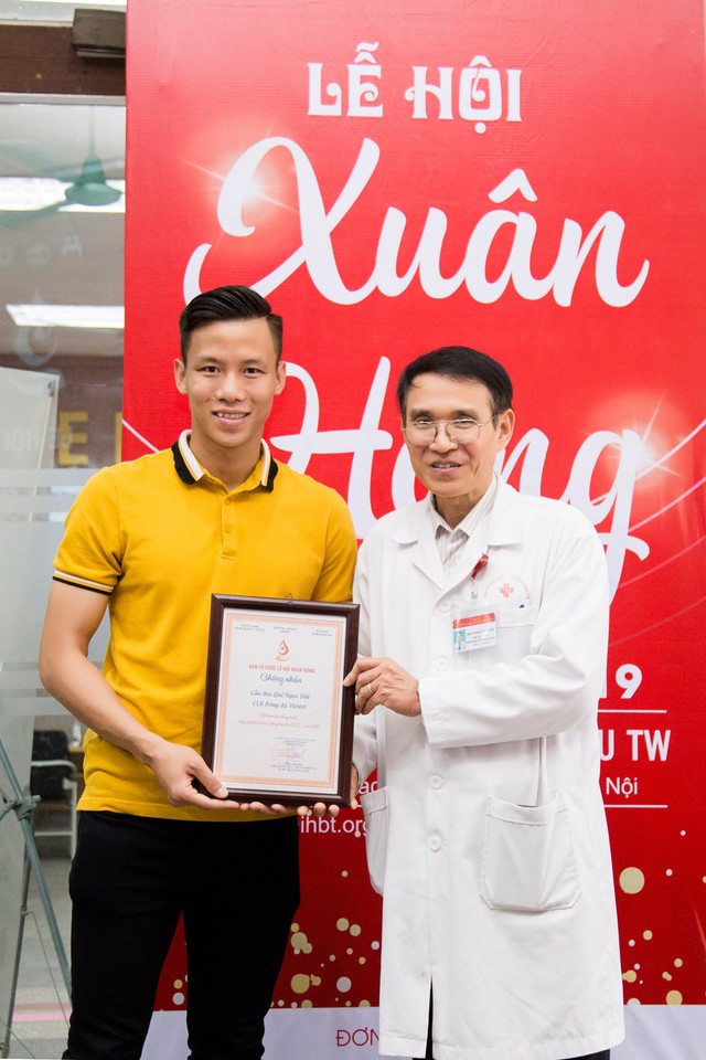 Cầu thủ Quế Ngọc Hải thăm các bệnh nhi đang điều trị tại Viện Huyết học và Truyền máu trung ương - Ảnh 6.