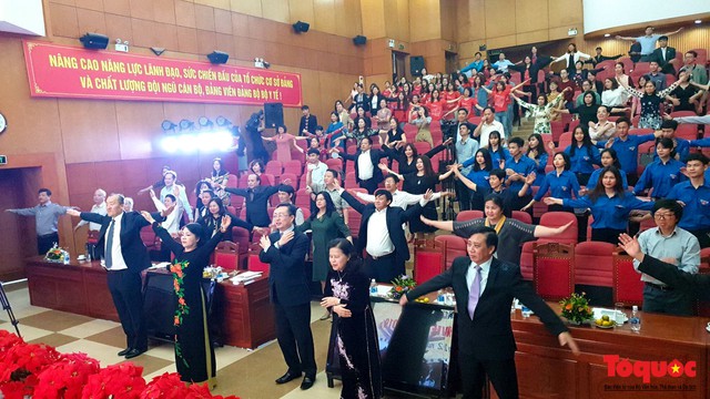 Bộ trưởng Bộ Y tế cùng hàng trăm người tập thể dục giữa giờ khai mạc  Những Ngày phim Y tế Việt Nam 2019  - Ảnh 4.