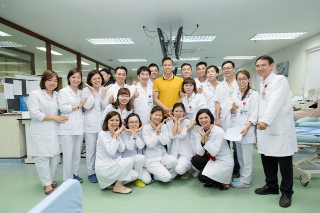 Cầu thủ Quế Ngọc Hải thăm các bệnh nhi đang điều trị tại Viện Huyết học và Truyền máu trung ương - Ảnh 9.