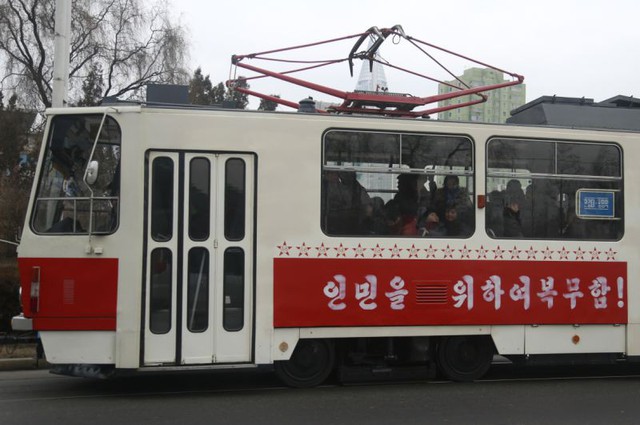 Cận cảnh diện mạo mới loạt phương tiện tại thủ đô Bình Nhưỡng, Triều Tiên - Ảnh 1.
