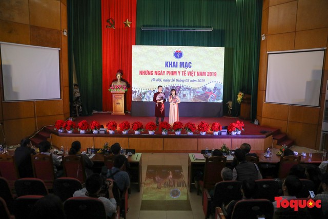 Bộ trưởng Bộ Y tế cùng hàng trăm người tập thể dục giữa giờ khai mạc  Những Ngày phim Y tế Việt Nam 2019  - Ảnh 2.