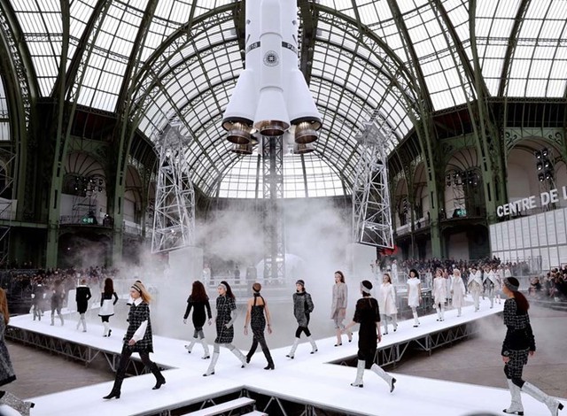 Nhà thiết kế Chanel qua đời: 20 thế giới trong mơ chỉ có thể của Karl Lagerfeld - Ảnh 2.