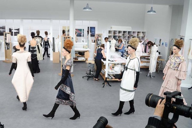 Nhà thiết kế Chanel qua đời: 20 thế giới trong mơ chỉ có thể của Karl Lagerfeld - Ảnh 3.