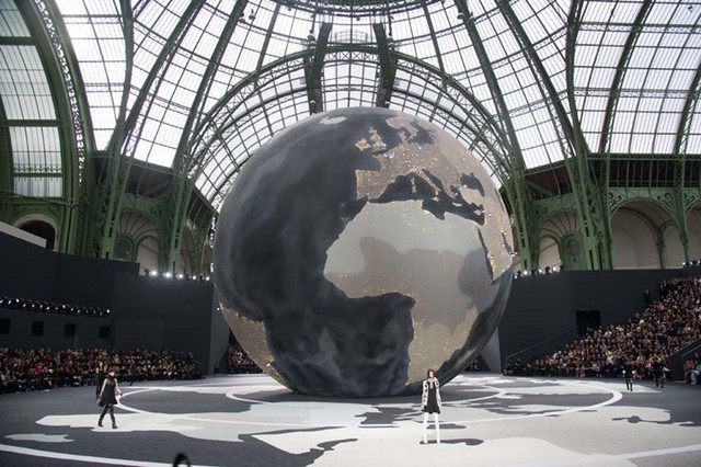 Nhà thiết kế Chanel qua đời: 20 thế giới trong mơ chỉ có thể của Karl Lagerfeld - Ảnh 8.