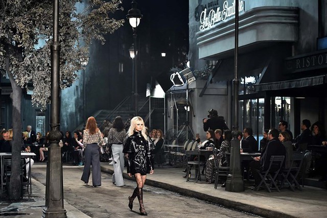 Nhà thiết kế Chanel qua đời: 20 thế giới trong mơ chỉ có thể của Karl Lagerfeld - Ảnh 10.