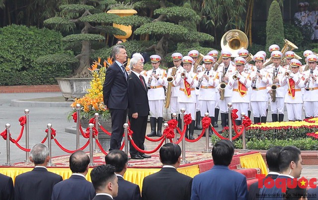 Tổng Bí thư, Chủ tịch nước Nguyễn Phú Trọng chủ trì lễ đón Tổng thống Argentina Mauricio Macri - Ảnh 2.
