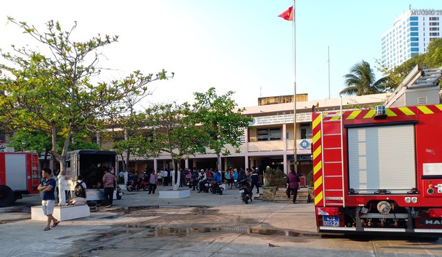 Cháy tại nhà kho trường tiểu học, thầy cô di tản học sinh đến nơi an toàn - Ảnh 1.