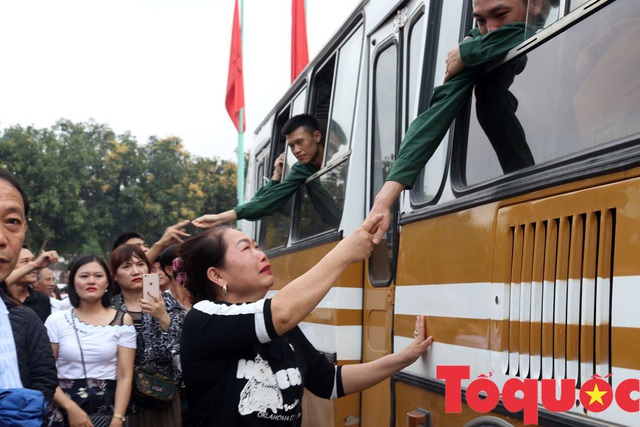 Nghệ An: Bịn rịn chia tay tại lễ tòng quân tiễn hơn 3.000 thanh niên đi nhập ngũ - Ảnh 7.