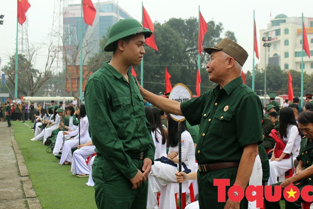 Nghệ An: Bịn rịn chia tay tại lễ tòng quân tiễn hơn 3.000 thanh niên đi nhập ngũ - Ảnh 3.