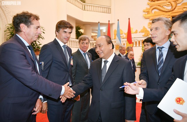 Thủ tướng Nguyễn Xuân Phúc hội kiến với Tổng thống nước Cộng hòa Argentina - Ảnh 2.