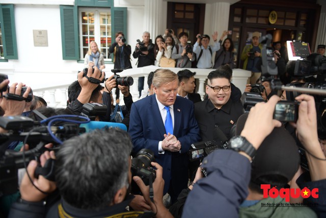 Trước thềm Hội nghị Thượng đỉnh Mỹ- Triều: Hai người đóng giả Tổng thống Mỹ và Chủ tịch Triều Tiên hâm nóng đường phố Hà Nội - Ảnh 1.