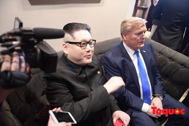 Trước thềm Hội nghị Thượng đỉnh Mỹ- Triều: Hai người đóng giả Tổng thống Mỹ và Chủ tịch Triều Tiên hâm nóng đường phố Hà Nội - Ảnh 3.