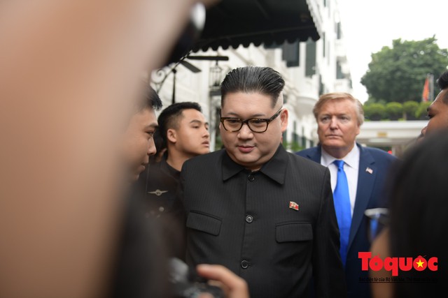 Trước thềm Hội nghị Thượng đỉnh Mỹ- Triều: Hai người đóng giả Tổng thống Mỹ và Chủ tịch Triều Tiên hâm nóng đường phố Hà Nội - Ảnh 5.