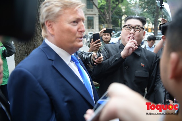 Trước thềm Hội nghị Thượng đỉnh Mỹ- Triều: Hai người đóng giả Tổng thống Mỹ và Chủ tịch Triều Tiên hâm nóng đường phố Hà Nội - Ảnh 6.