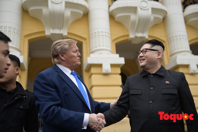 Trước thềm Hội nghị Thượng đỉnh Mỹ- Triều: Hai người đóng giả Tổng thống Mỹ và Chủ tịch Triều Tiên hâm nóng đường phố Hà Nội - Ảnh 9.