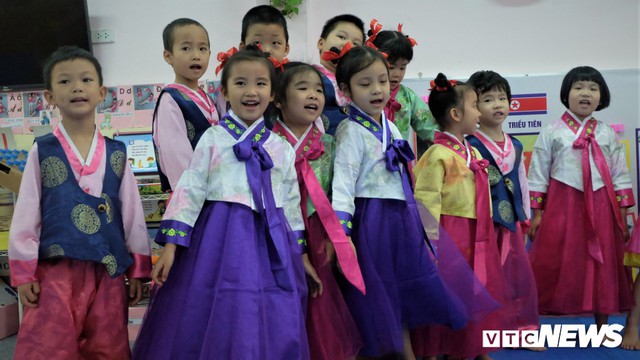 Học sinh trường Mầm non Việt Triều Hữu nghị học hát nhân Hội nghị thượng đỉnh Mỹ - Triều tại Việt Nam - Ảnh 2.