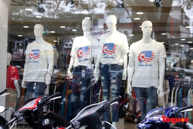 Doanh nghiệp Việt tung mẫu áo quốc kì Mỹ - Triều thu hút nhiều du khách nước ngoài - Ảnh 1.