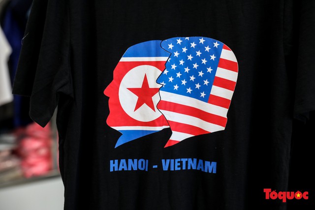 Doanh nghiệp Việt tung mẫu áo quốc kì Mỹ - Triều thu hút nhiều du khách nước ngoài - Ảnh 2.
