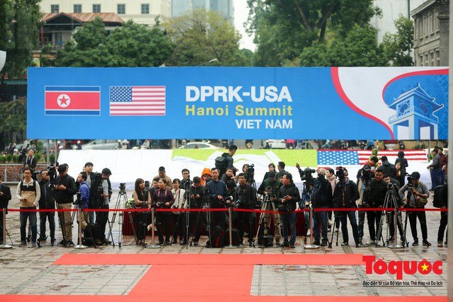 Hàng trăm phóng viên, báo chí chạy đua thông tin trước thềm hội nghị thượng đỉnh Mỹ - Triều - Ảnh 1.
