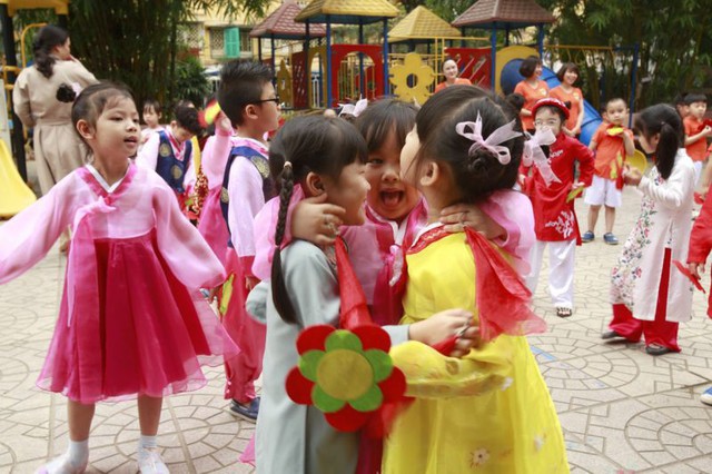 AP cận cảnh trẻ em Hà Nội hào hứng đón chờ Chủ tịch Triều Tiên Kim Jong-un - Ảnh 4.