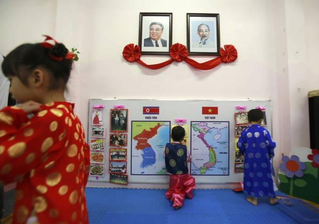 AP cận cảnh trẻ em Hà Nội hào hứng đón chờ Chủ tịch Triều Tiên Kim Jong-un - Ảnh 2.