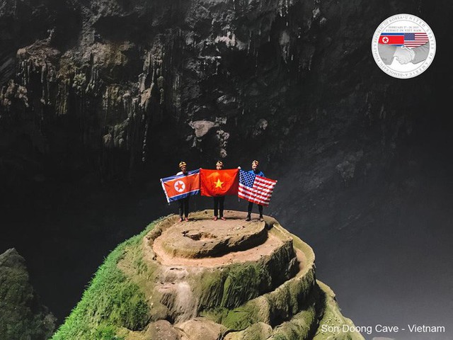 Quốc kỳ Việt - Mỹ - Triều cùng xuất hiện trong hang Sơn Đoòng - Ảnh 1.