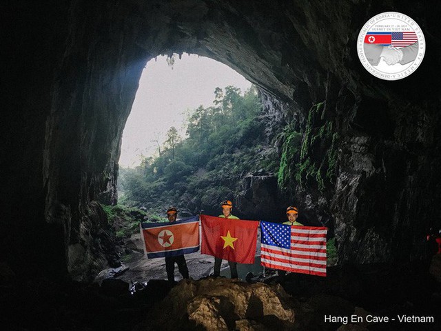 Quốc kỳ Việt - Mỹ - Triều cùng xuất hiện trong hang Sơn Đoòng - Ảnh 3.