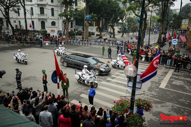 Chiêm ngưỡng đoàn xe Chủ tịch Kim Jong-un được xe bọc thép hộ tống trên đường phố Hà Nội - Ảnh 1.