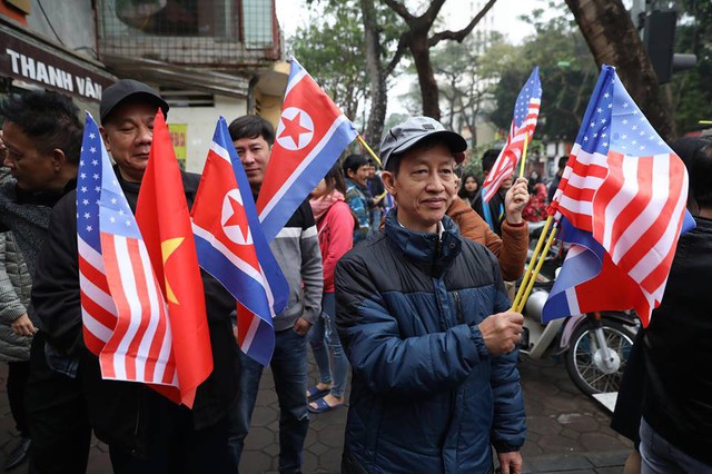 Đông đảo người dân Hà Nội ra đường chào đón Nhà lãnh đạo Kim Jong-un - Ảnh 1.