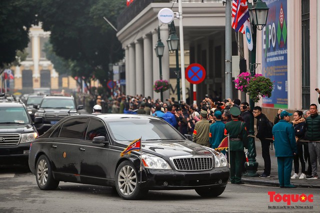 Chiêm ngưỡng đoàn xe Chủ tịch Kim Jong-un được xe bọc thép hộ tống trên đường phố Hà Nội - Ảnh 2.