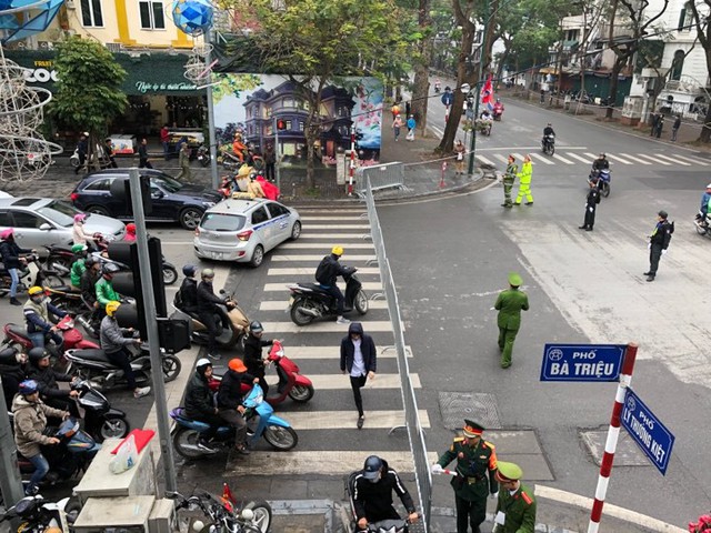 Đông đảo người dân Hà Nội ra đường chào đón Nhà lãnh đạo Kim Jong-un - Ảnh 10.