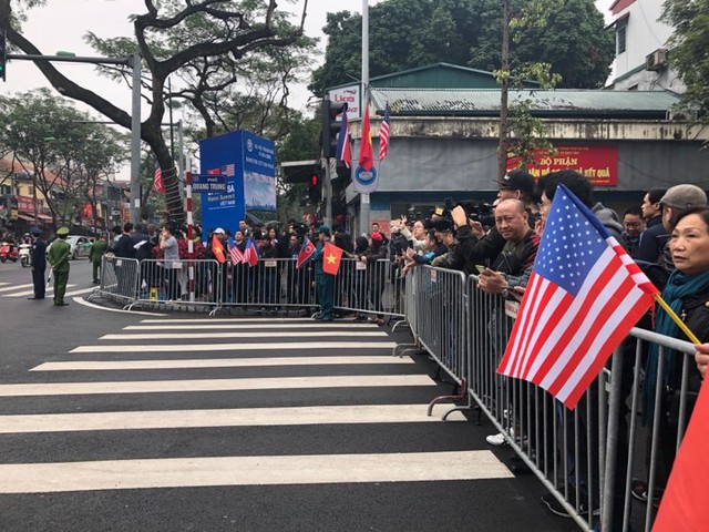 Đông đảo người dân Hà Nội ra đường chào đón Nhà lãnh đạo Kim Jong-un - Ảnh 12.