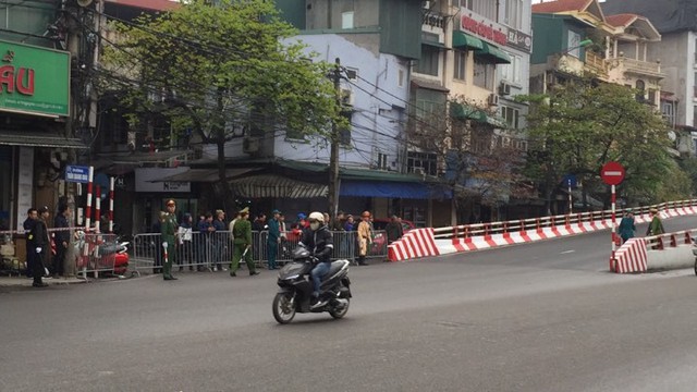 Đông đảo người dân Hà Nội ra đường chào đón Nhà lãnh đạo Kim Jong-un - Ảnh 6.