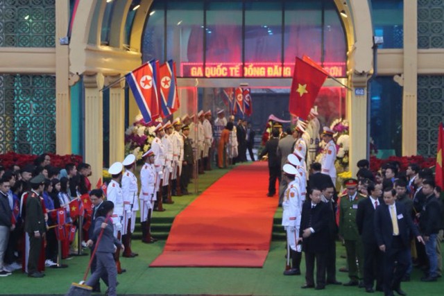 Cập nhật: Đoàn xe chở Nhà lãnh đạo Kim Jong-un đã về tới Hà Nội - Ảnh 40.