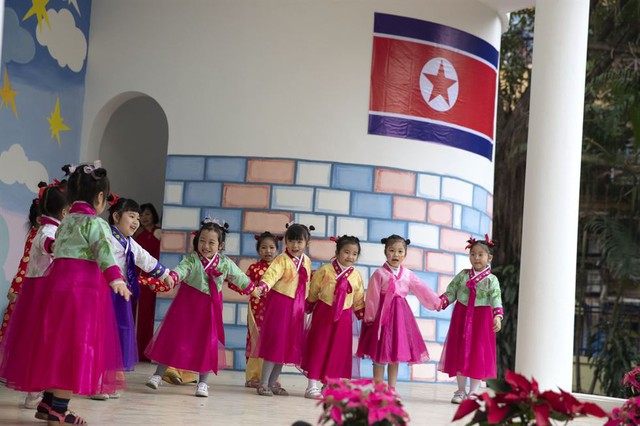 Thiếu nhi Việt Nam chào đón Chủ tịch Kim Jong-un lên báo nước ngoài - Ảnh 5.