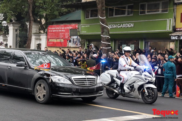 Chiêm ngưỡng đoàn xe Chủ tịch Kim Jong-un được xe bọc thép hộ tống trên đường phố Hà Nội - Ảnh 9.