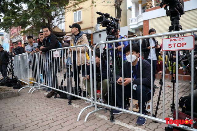  Phóng viên túc trực từ sớm chờ đón tổng thống Donald Trump tại Hà Nội - Ảnh 2.
