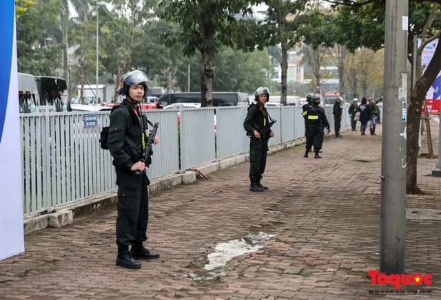 Phóng viên túc trực từ sớm chờ đón tổng thống Donald Trump tại Hà Nội - Ảnh 4.