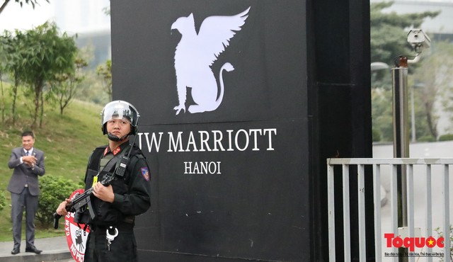  Phóng viên túc trực từ sớm chờ đón tổng thống Donald Trump tại Hà Nội - Ảnh 5.