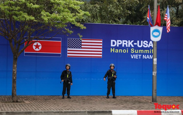  Phóng viên túc trực từ sớm chờ đón tổng thống Donald Trump tại Hà Nội - Ảnh 6.