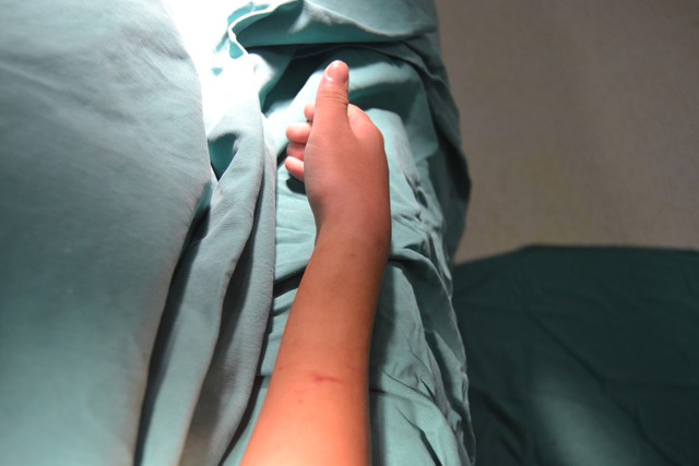 Không nhập viện điều trị xin về nhà đắp thuốc nam, bé trai 11 tuổi bị biến dạng cổ tay - Ảnh 1.
