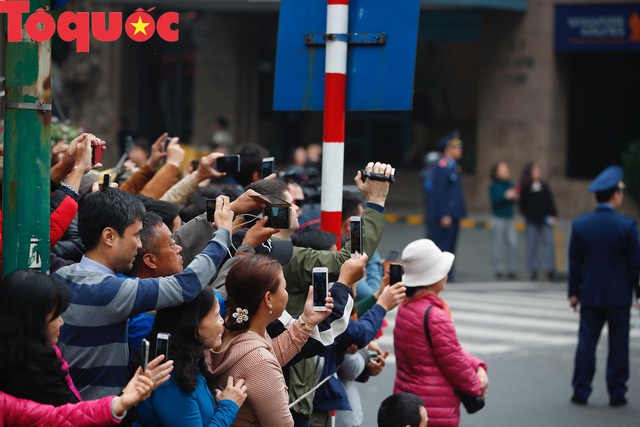 Đoàn xe chở Chủ tịch Kim Jong-un tiến về trung tâm Hà Nội giữa cờ hoa rực rỡ - Ảnh 6.